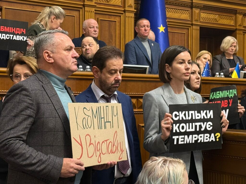 Die Poroschenko-Partei Eurosolidarität forderte heute im Parlament den Rücktritt der Regierung. 