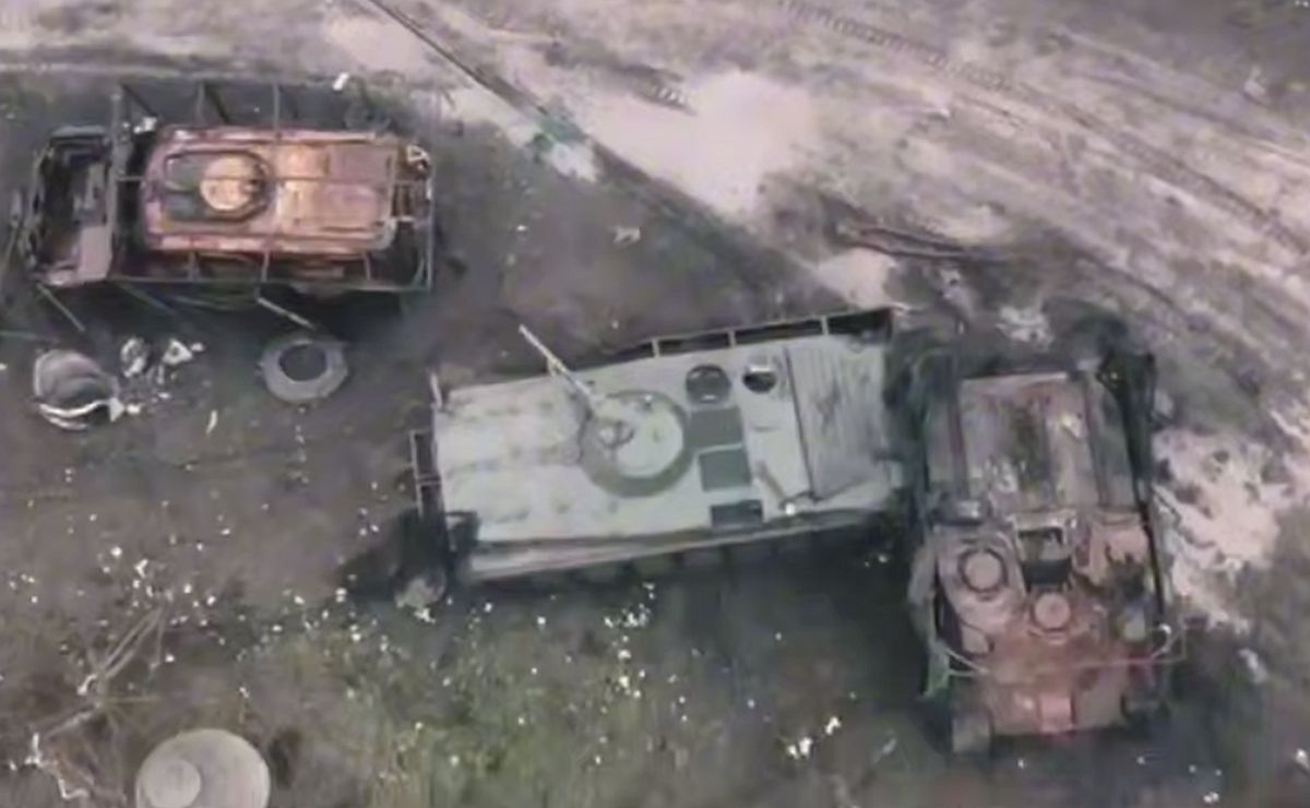 Eine Straße aus Myrnohrad scheint mit vielen zerstörten Fahrzeugen nach einem Video zur Todeszone geworden zu sein.