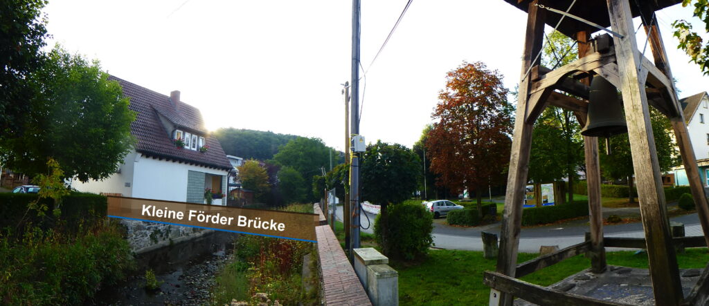 Blick von Norden auf die Veischede (links) und den Förder Platz (rechts), schematisch angedeutet die abgerissene Brücke. © Ansgar Schneider.