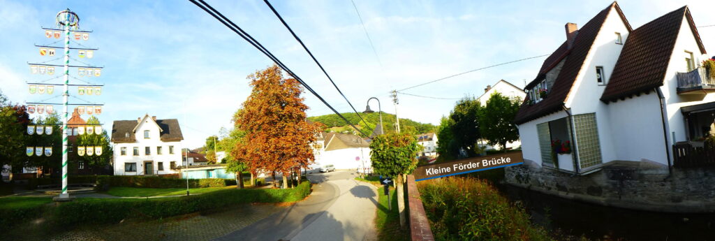 Blick von Süden auf den Förder Platz (links) und die Veischede (rechts), schematisch angedeutet die abgerissene Brücke. © Ansgar Schneider.