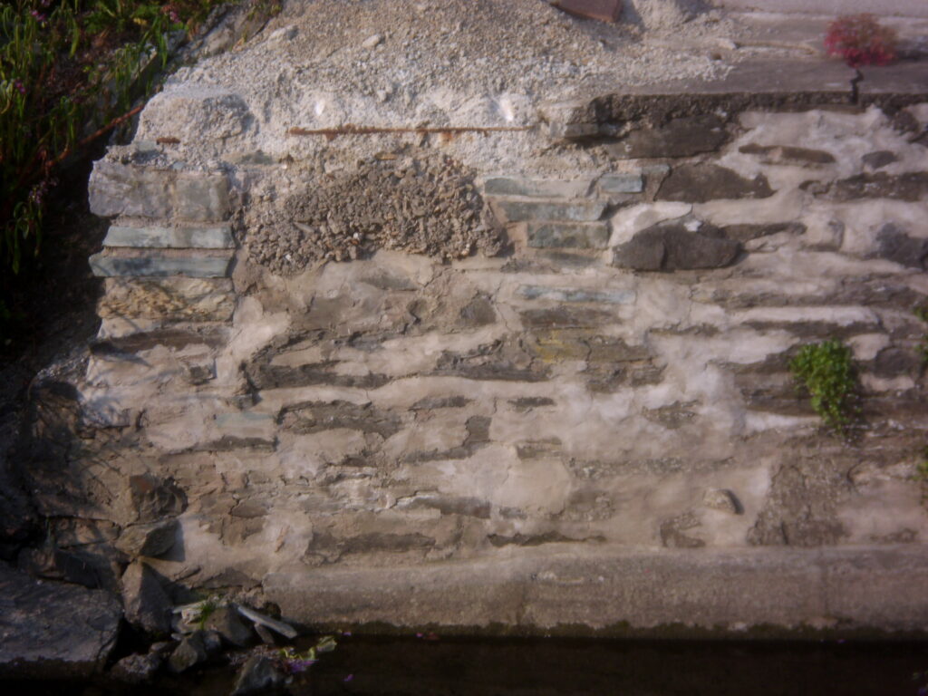 Saniertes Mauerwerk mit wiederhergestellter Tragfähigkeit. Die hell erscheinenden Mauerbereiche sind erkennbar saniert. Risse im Mauerwerk wurden vollständig beseitigt. © Ansgar Schneider.