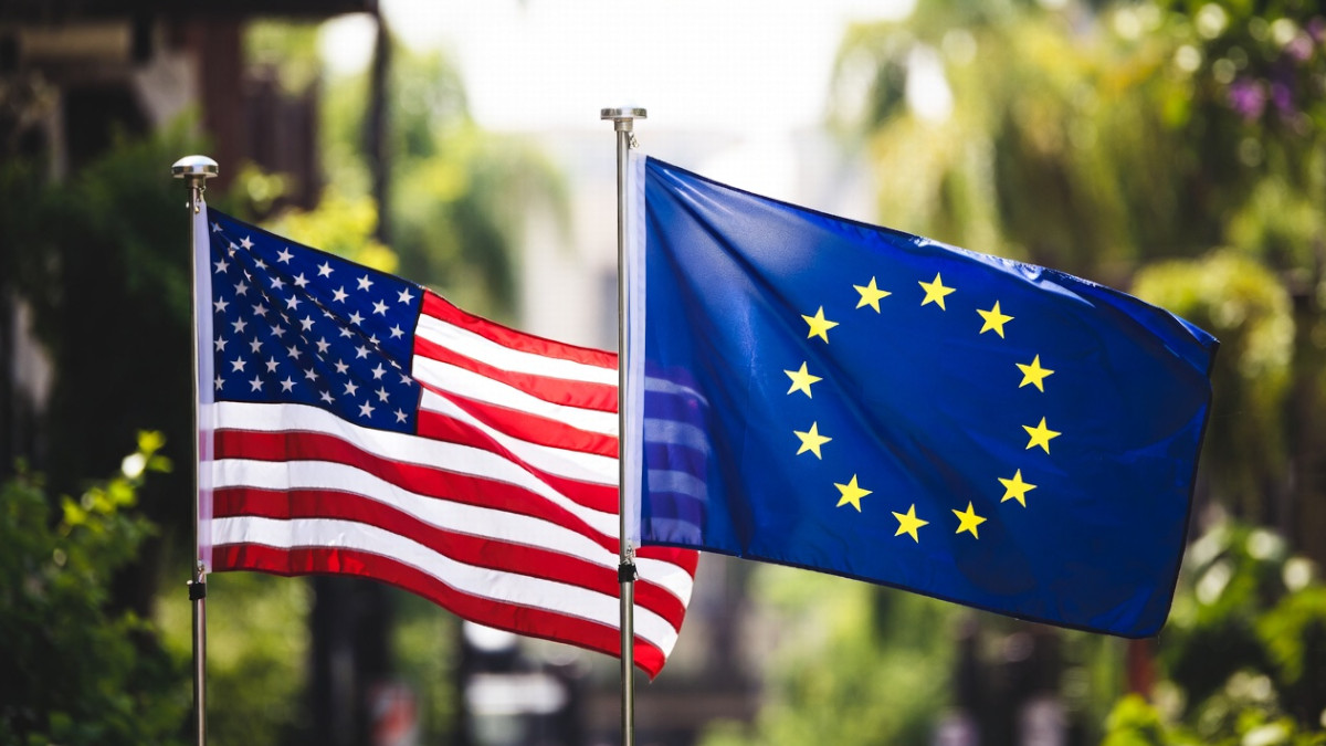 USA- und EU-Flagge