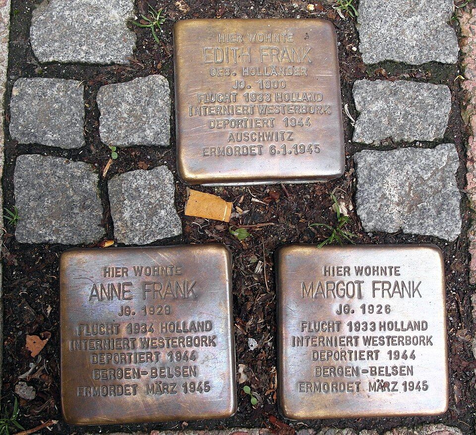 Stolpersteine für ermordete Angehörige der Familie Frank (Anne Frank), am Pastorplatz in Aachen, wo sie im Jahr 1933 bei Rosa Holländer untergekommen waren