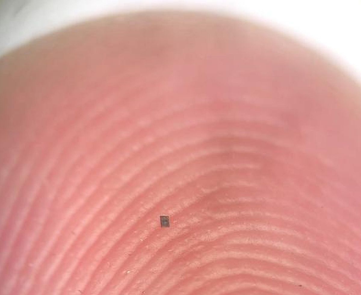 Mikroroboter auf einem Finger