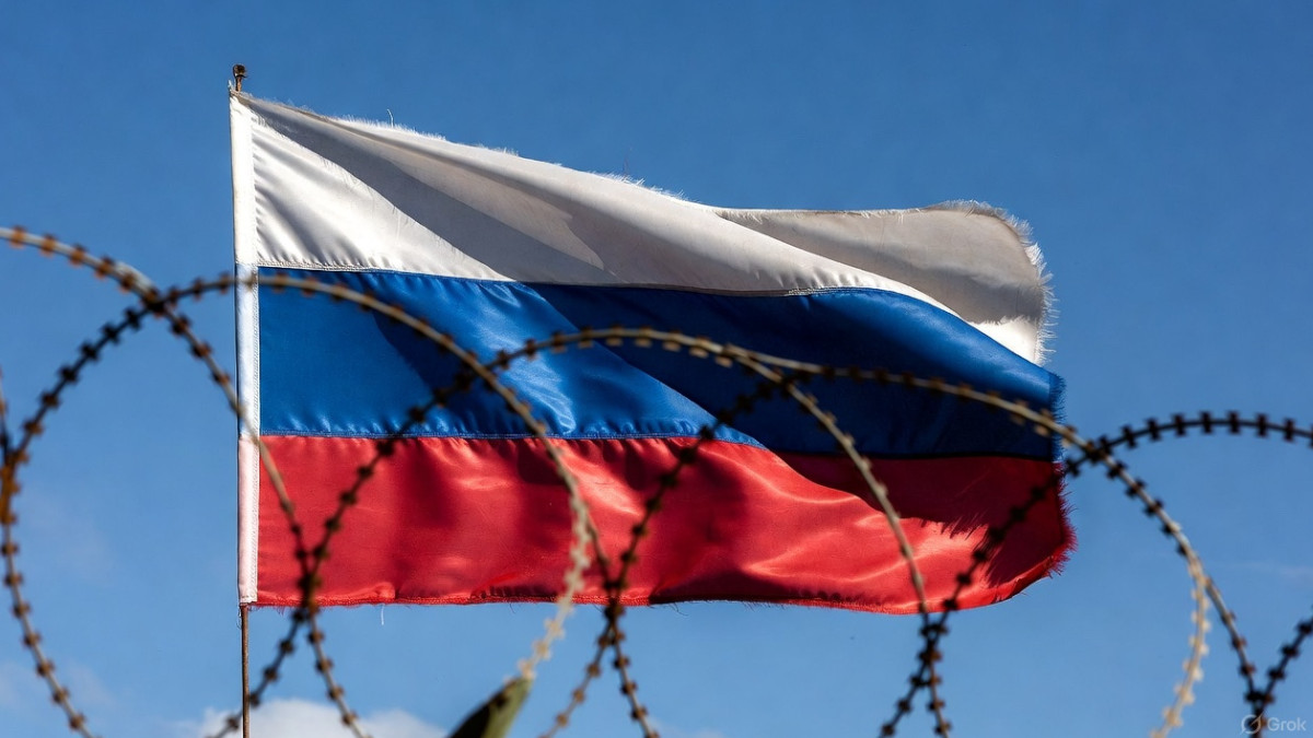 Russische Flagge hinter Stacheldraht