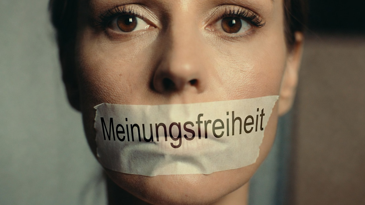 Frau mit zugeklebtem Mund