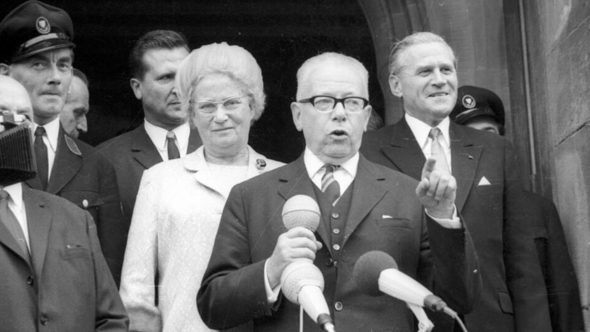 Gustav Heinemann, im Hintergrund seine Ehefrau Hilda