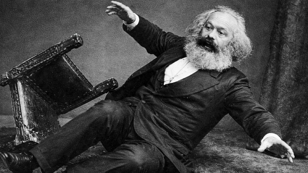 Karl Marx stürzt vom Stuhl.