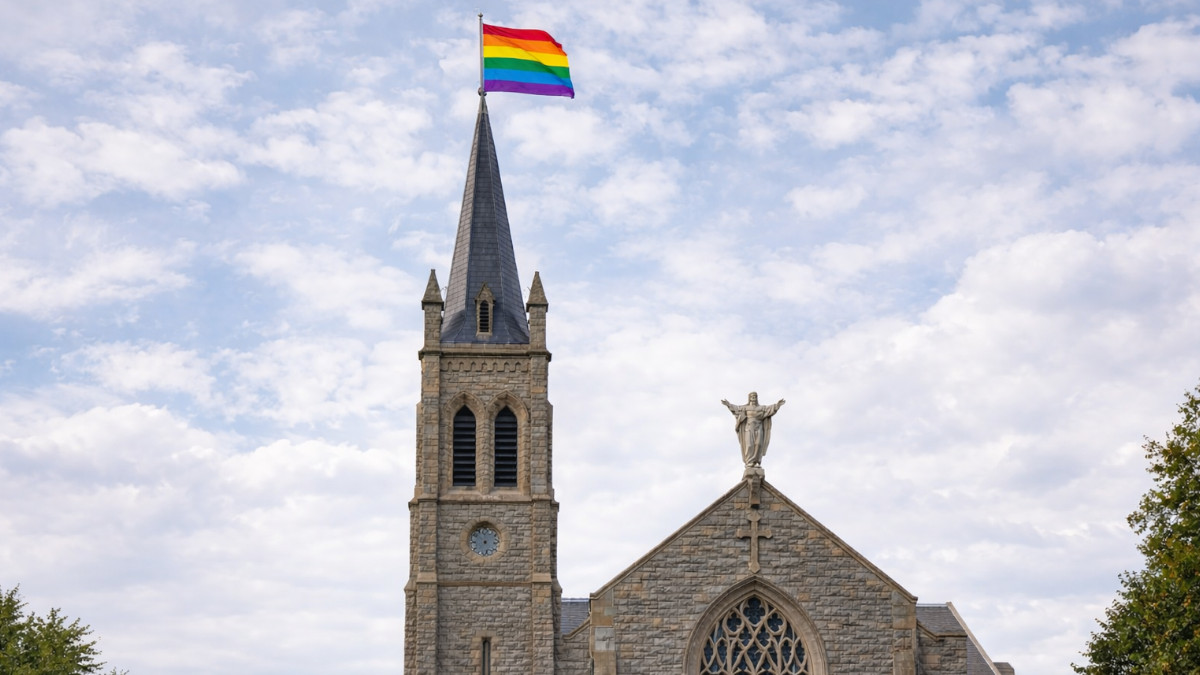 Kirche mit gehisster Regenbogenfahne