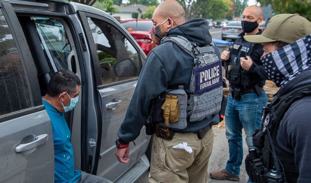 ICE-Agenten bei der Festnahme