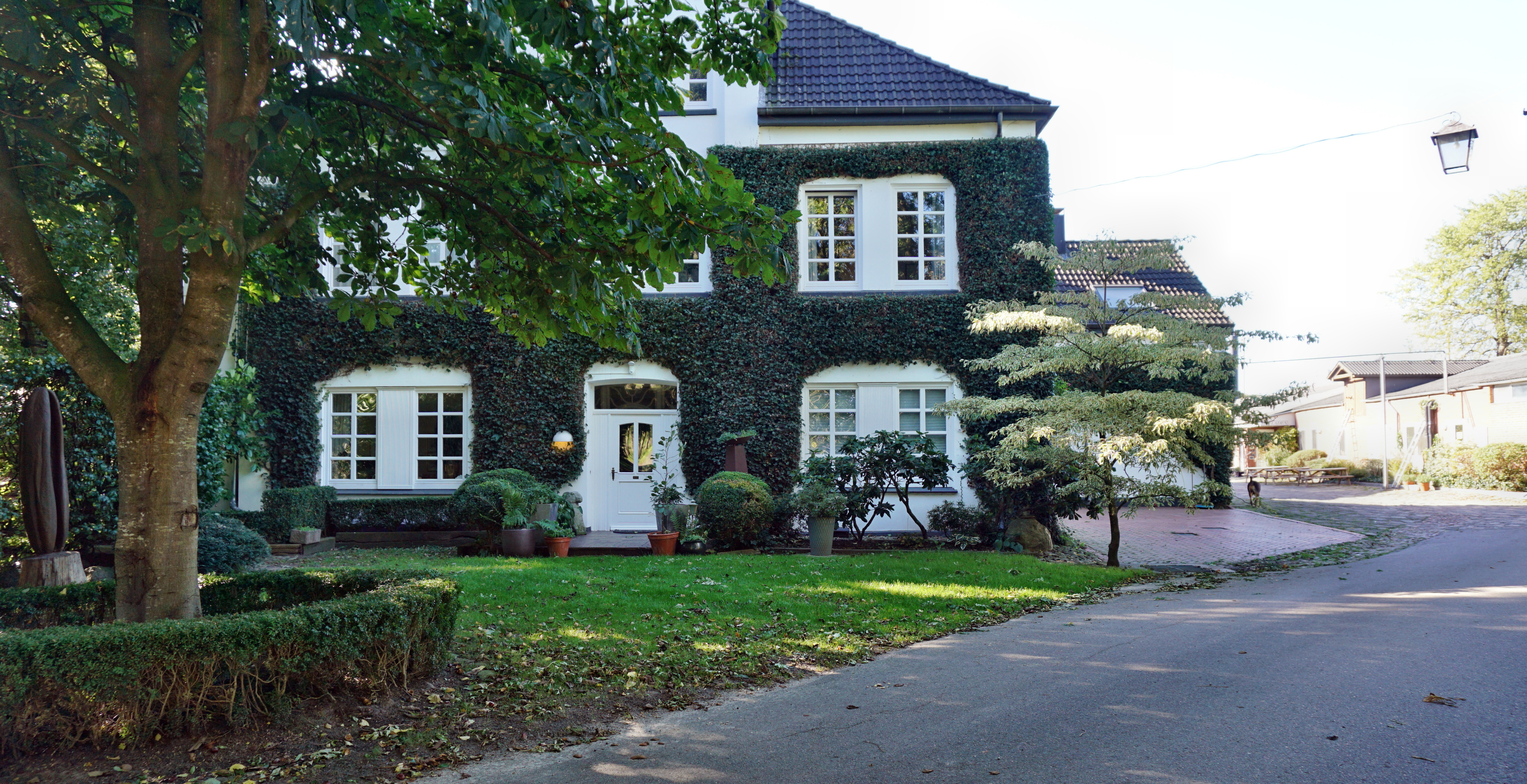 Auch wenn es auf den ersten Blick so aussehen mag: Der Backensholzer Hof ist kein Bauernhofidyll, sondern ein moderner Biolandbetrieb, der vom Käse lebt.