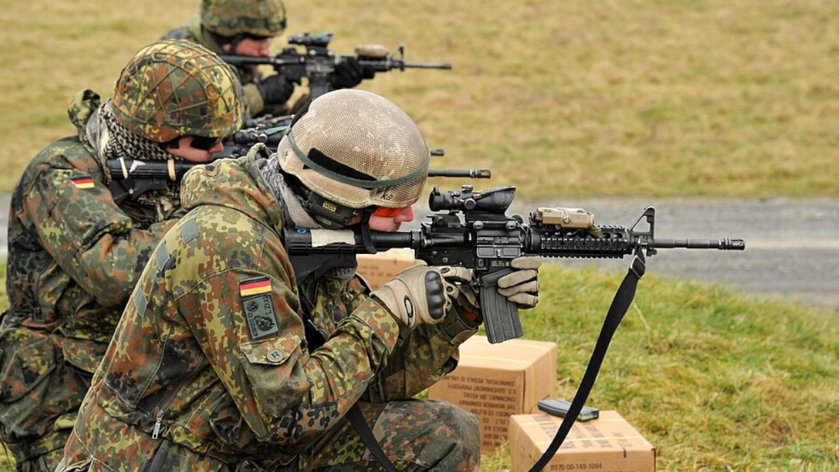 Bundeswehrsoldaten schießen