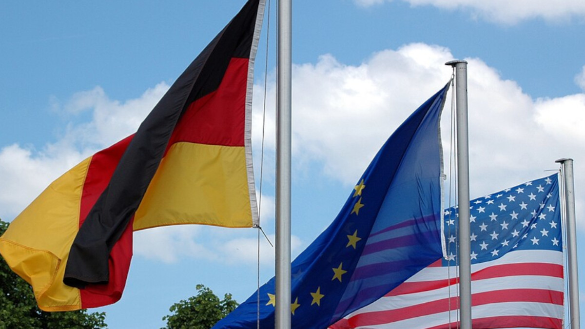 Flaggen Deutschlands, der USA und der EU.