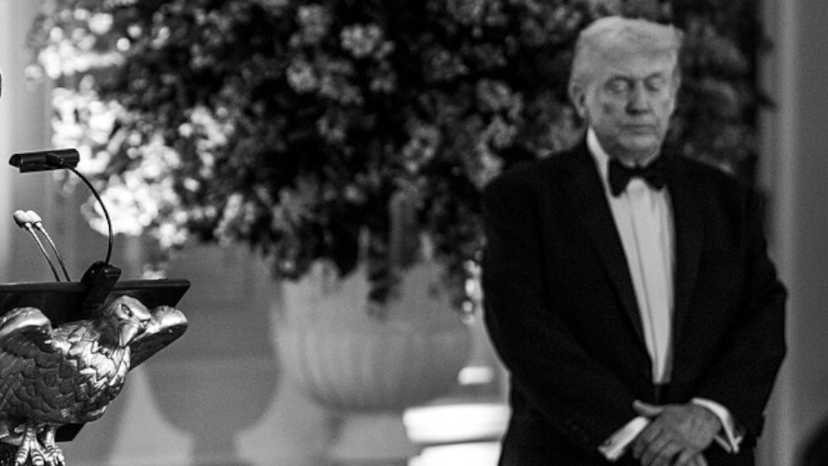 Donald Trump guckt zu Boden.