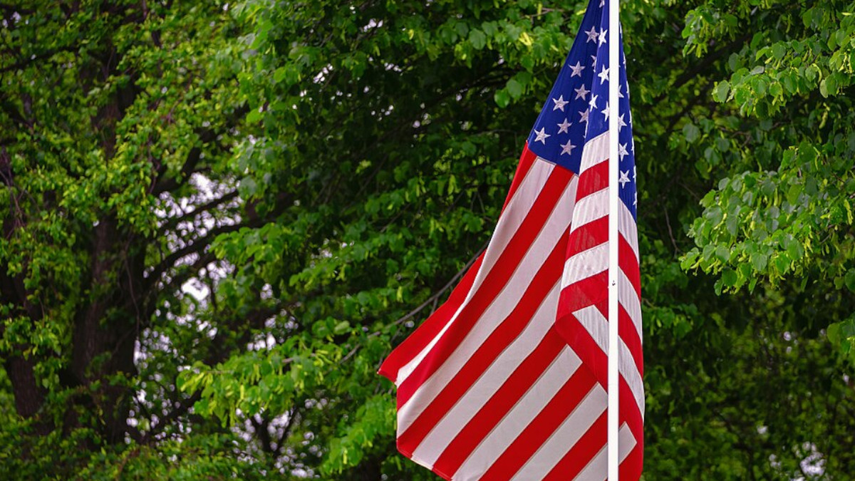 US-Flagge vor Bäumen