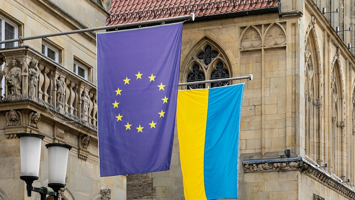 Ukrainische und EU-Flagge