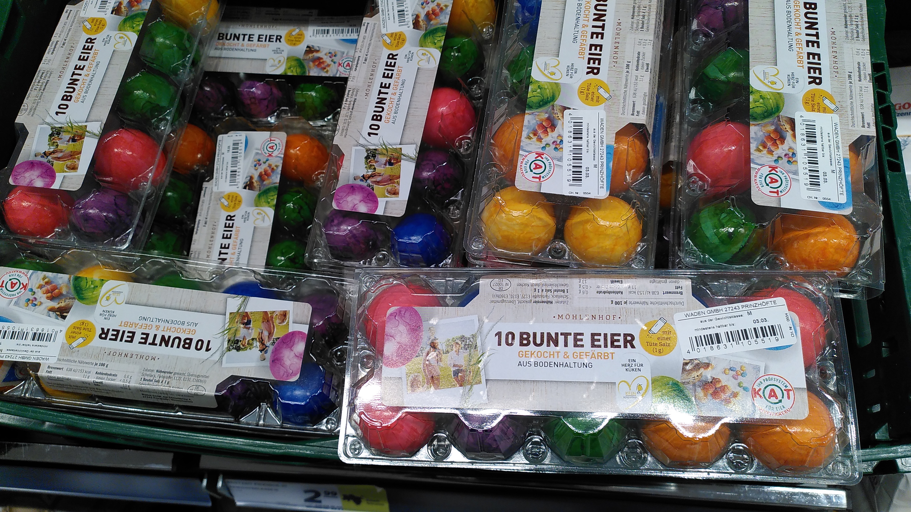 Mindesthaltbarkeitsdatum einen Monat vor Ostern: Das Fest beginnt früh beim Discounter - mit gekochten Eiern aus Bodenhaltung. Für diese Hennen gibt es kein Draußen.