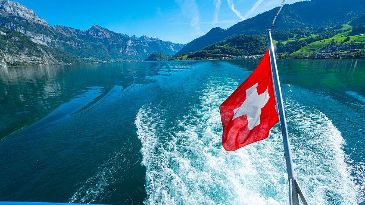 Flagge Schweiz vor Panorama