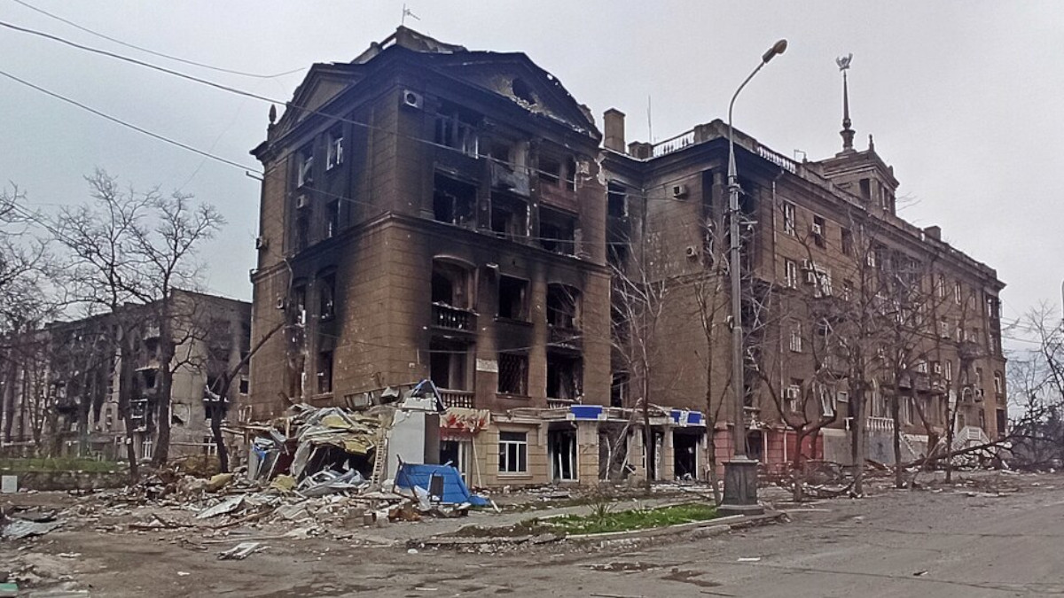 Zerstörtes Haus in Mariupol