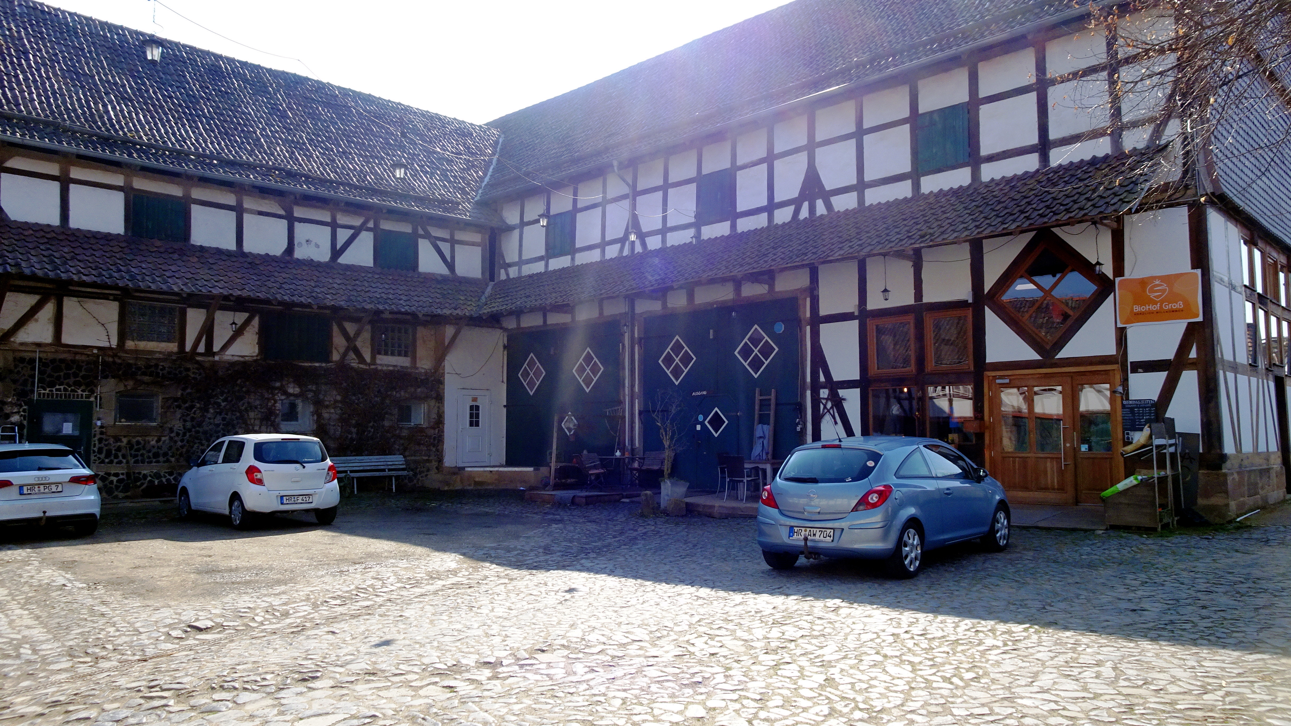 Bilderbuchbauernhof an der Deutschen Fachwerkstraße - mit Direktvermarktung im vierten Jahrzehnt: Der Eingang zum Hofladen des Biohofs Groß in Mühlhausen. | Foto: Florian Schwinn