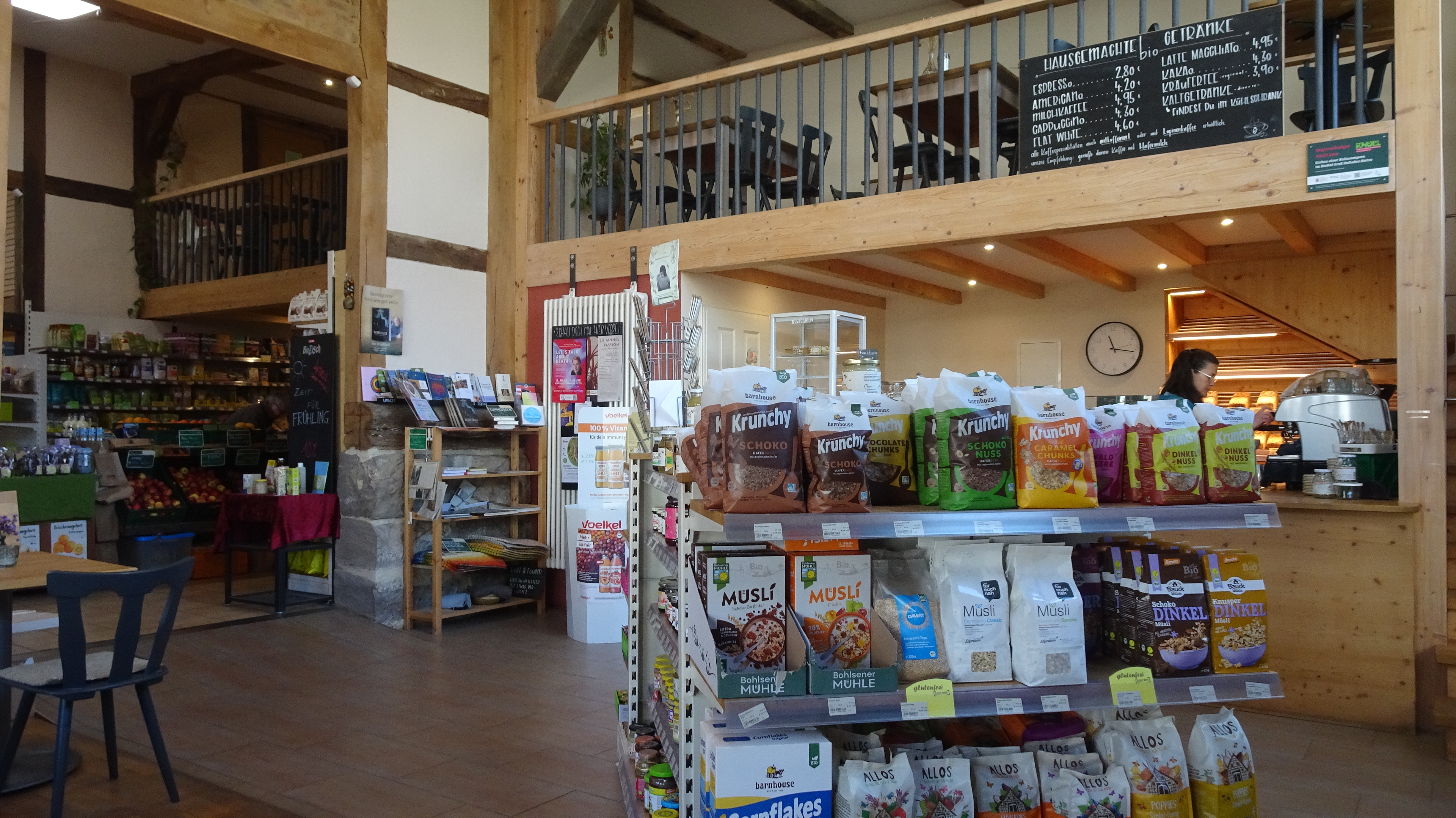 Einmal alles: Der Bistrobereich des Biohofs Groß im Dörfchen Mühlhausen. Entrée zu fast zweihundert Quadratmetern Hofladen mit Vollsortiment und Kaffee-Empore in der ausgebauten Scheune. | Foto: Florian Schwinn