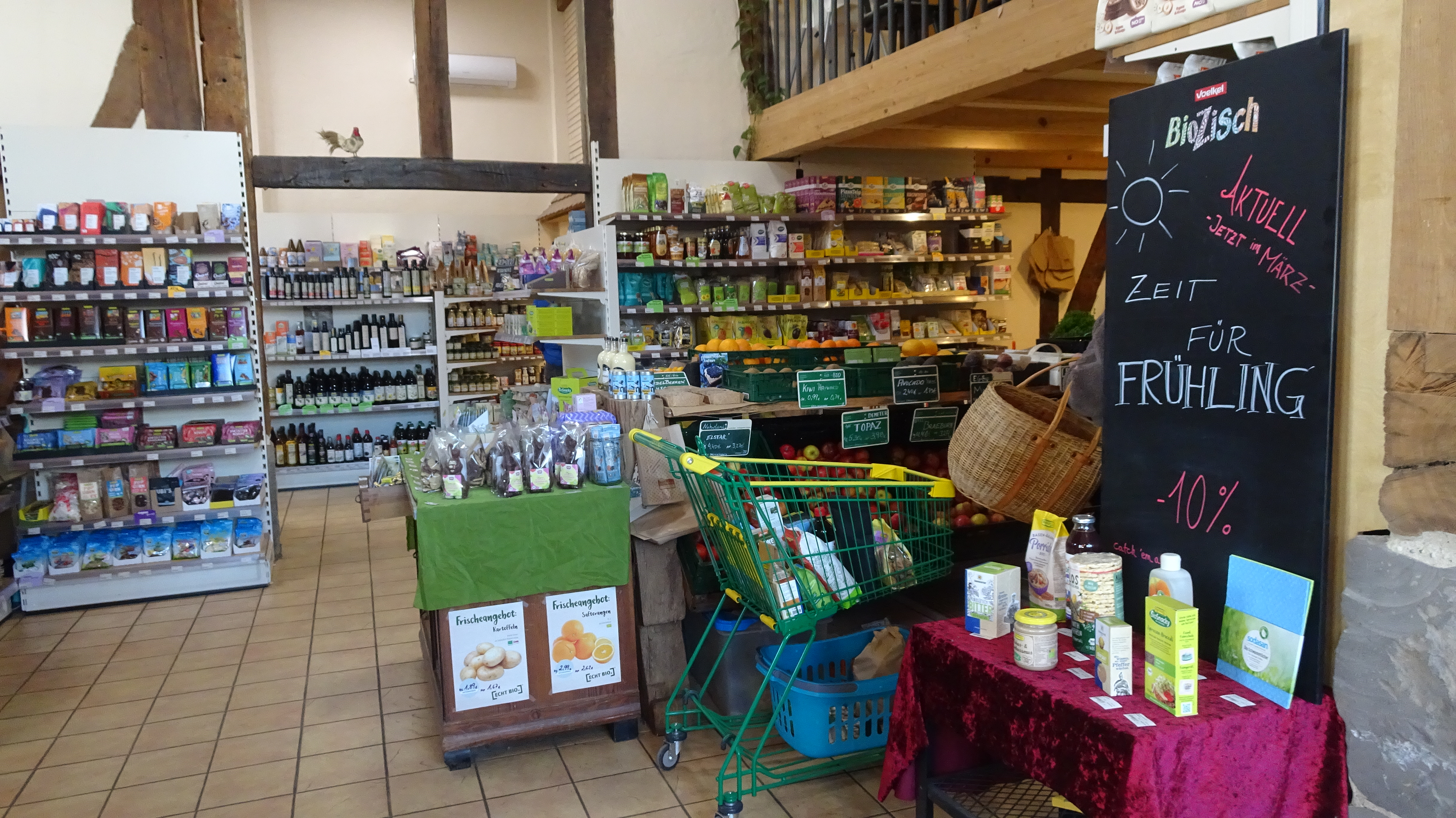 Immer noch ein Raum kam dazu im Laufe der Zeit, immer weiter hinein in die Tiefen der alten Scheunen und Stallungen. Die Ausbaustufen des Hofladens sind noch zu erkennen. | Foto: Florian Schwinn