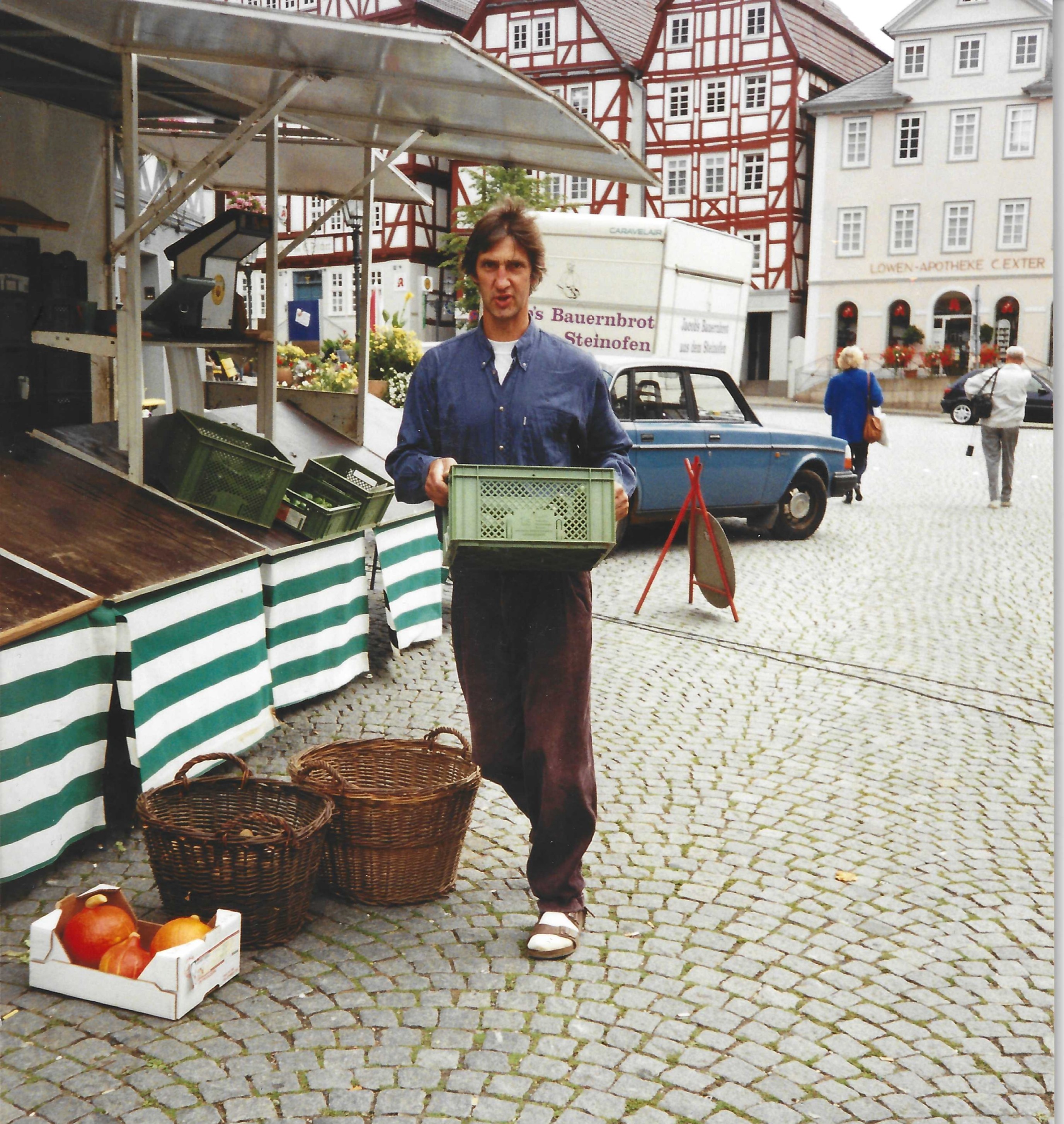 Hier fing die Direktvermarktung an: Dietmar Groß bestückt den Marktstand in der Kreisstadt Homberg. | Foto: privat