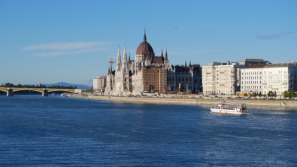 Parlamentsgebäude in Budapest, vorne Donau