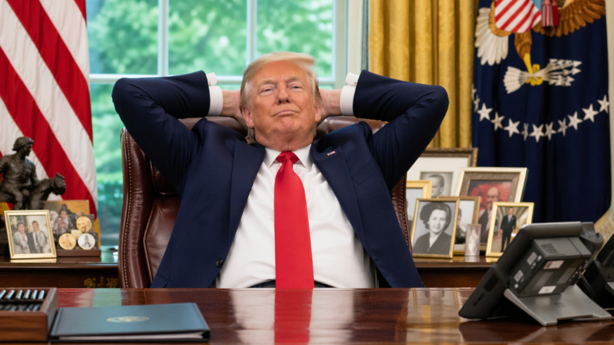 Donald Trump zufrieden im Oval Office. KI-generiert.