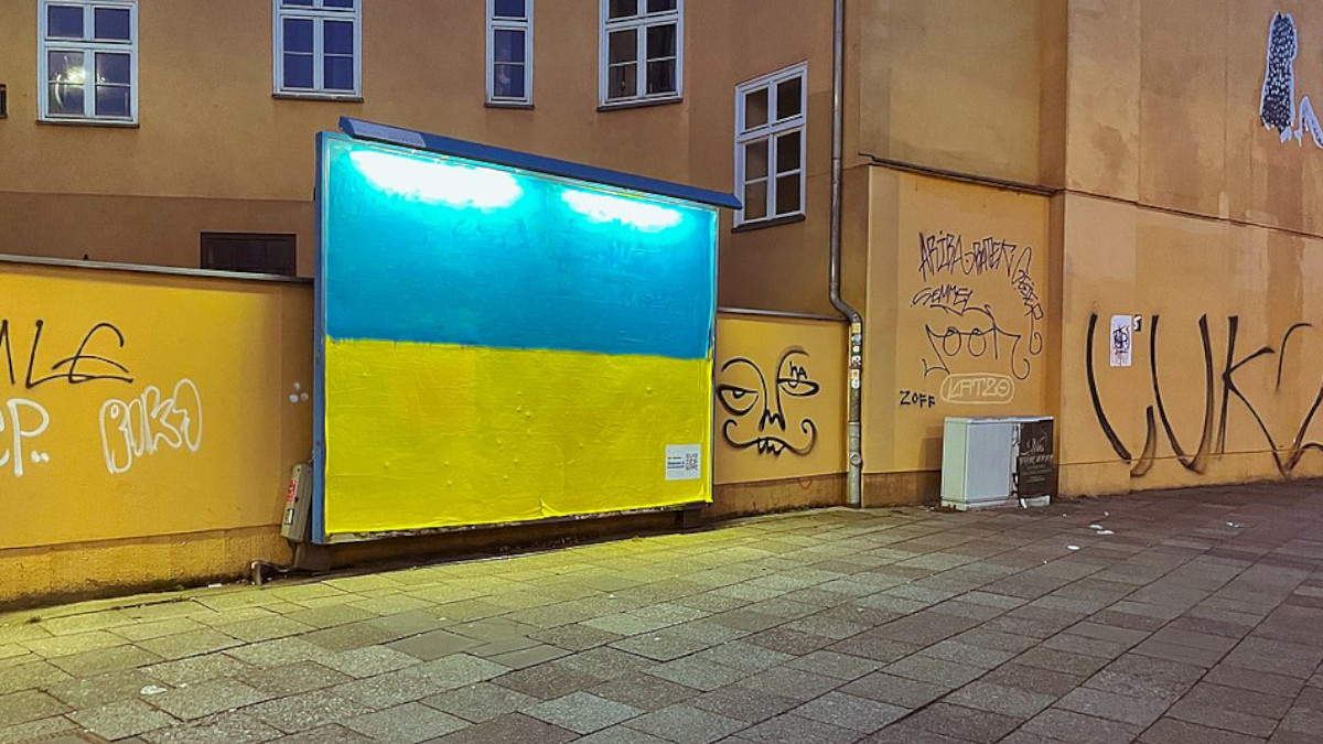 Plakatwand, ukrainische Flagge