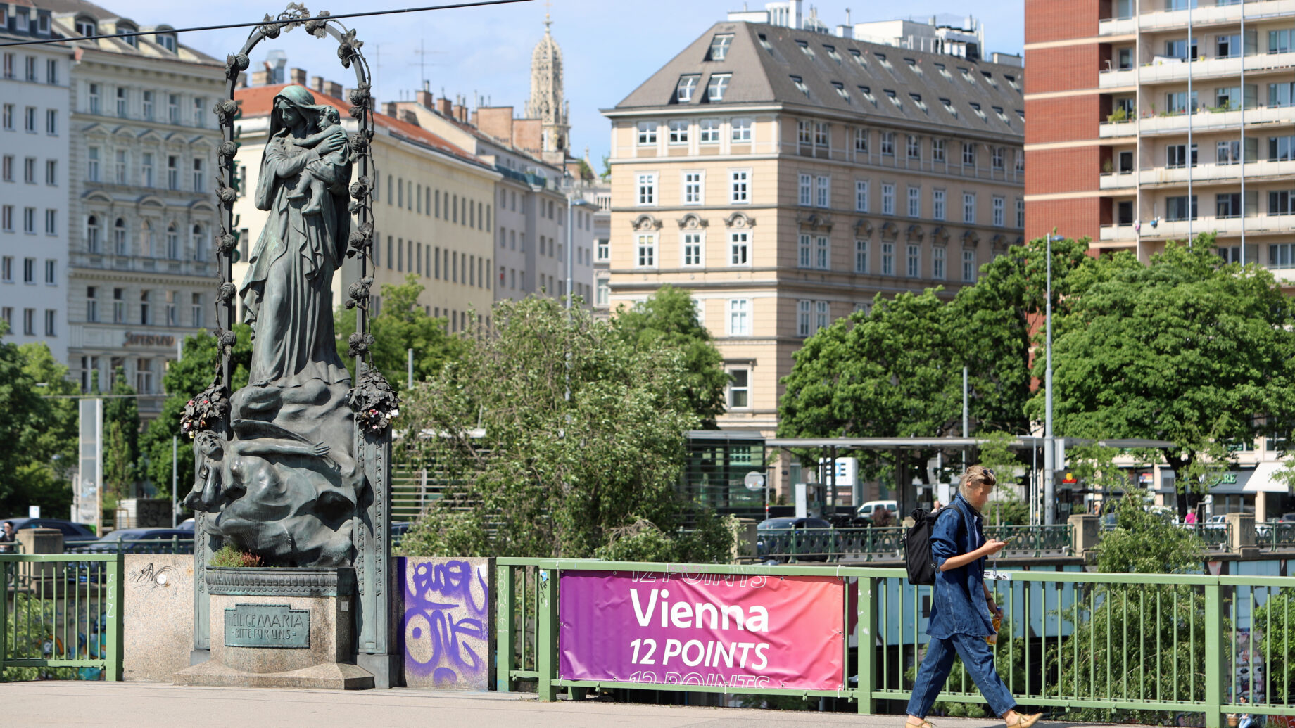 Die fleißig angebrachten ESC-Werbungen gehen im Stadtbild unter.