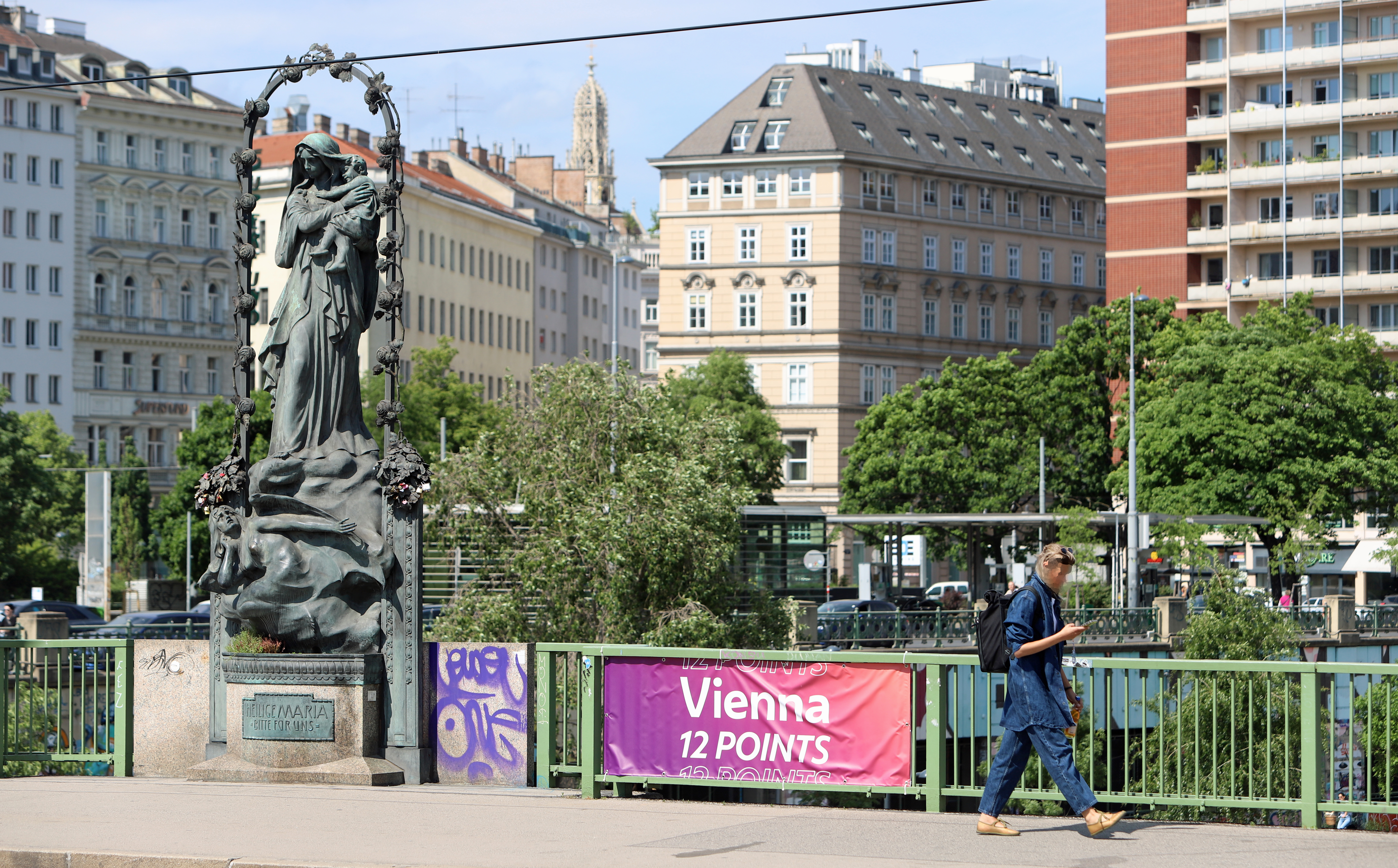 Die fleißig angebrachten ESC-Werbungen gehen im Stadtbild unter.