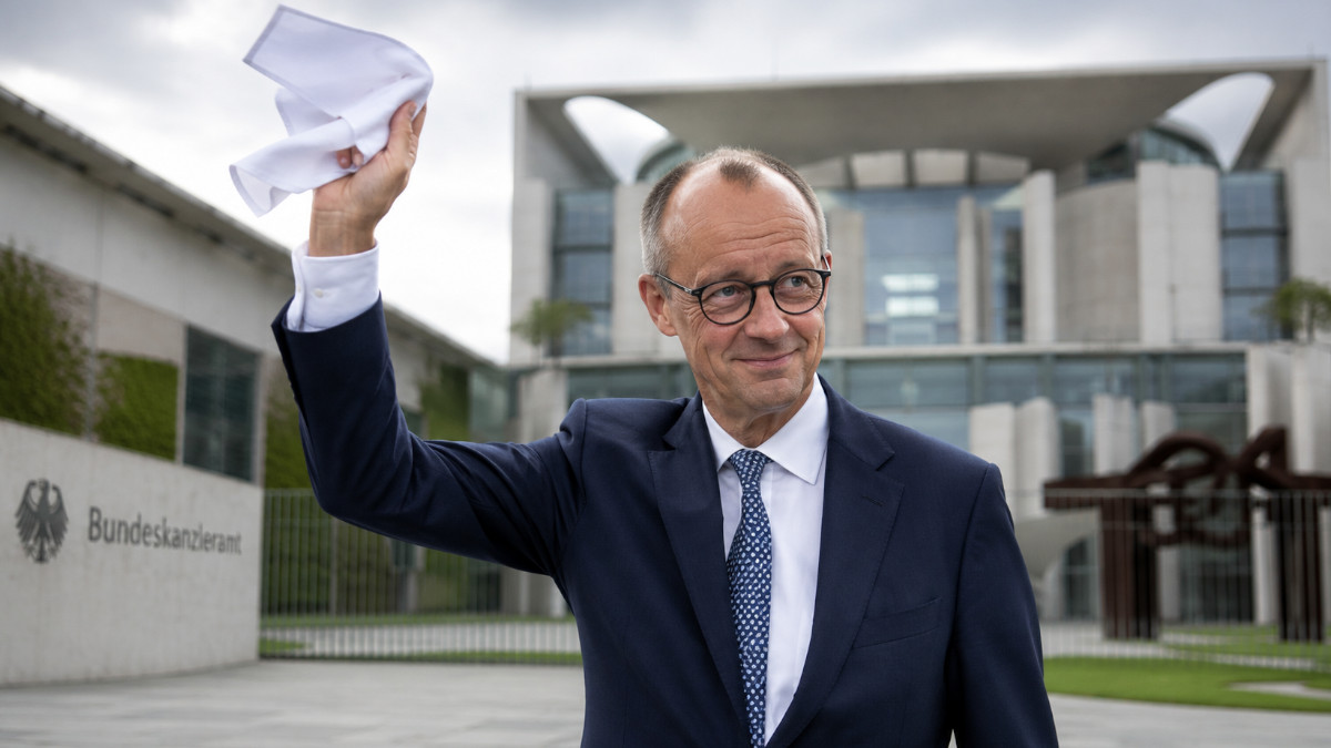 Merz winkt vor Kanzleramt. KI-Bild.