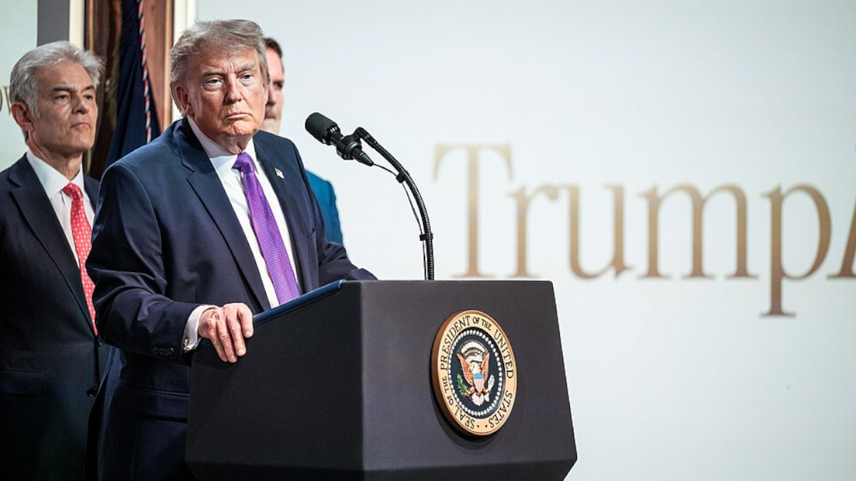 President Donald J. Trump participates in a Healthcare Affordability event at the Eisenhower Executive Office Building alongside Cost Plus Drug Company Co-Founder Mark Cuban, Medicare Director Chris Klomp, HHS Secretary Robert F. Kennedy, Jr. and CMMS Administrator Dr. Mehmet Oz, Monday, May 18, 2026. (Official White House Photo by Joyce N. Boghosian)