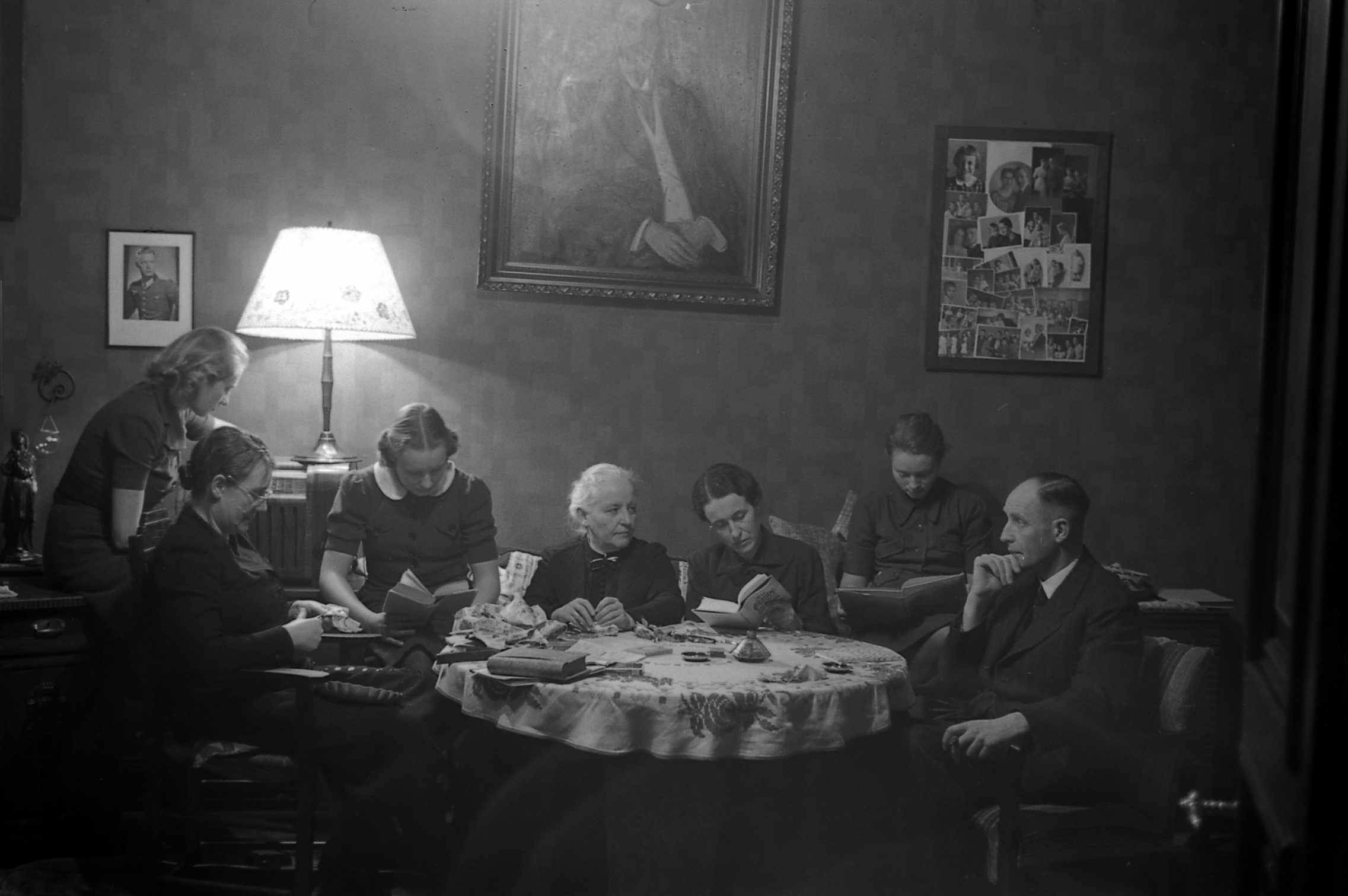 Dr. Victor Becker (ganz rechts), Ende 1939 bei einem heimatlichen Kurzbesuch im Kreise seiner Familie.