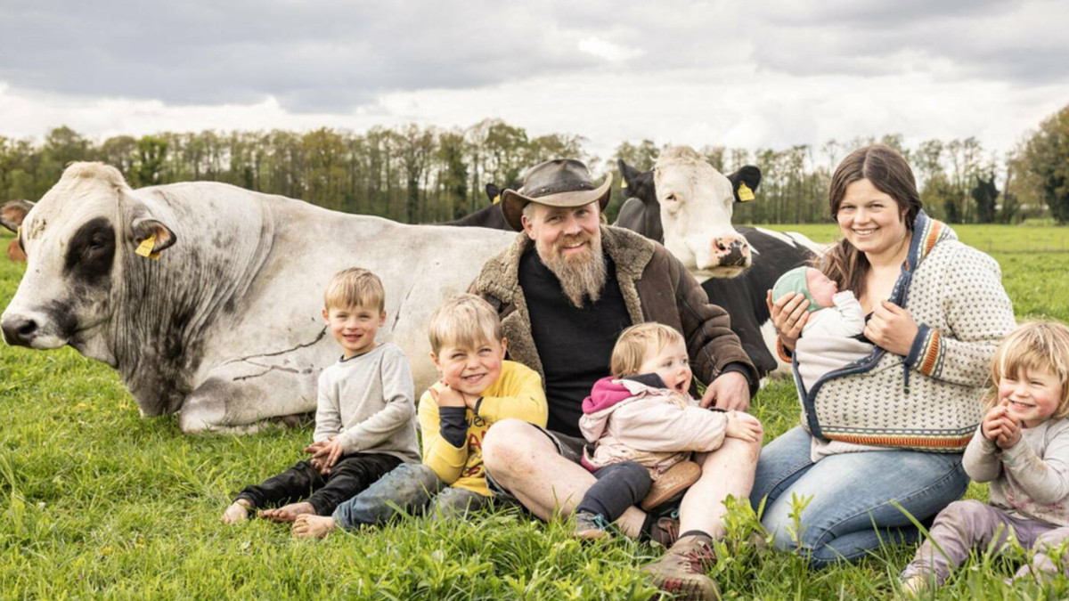 Glückliche Familie mit Kuh und freundlichem Bullen: Aber Björn Scherhorn hätte sich fast einmal selbst aus dem Leben entfernt, bevor er mit Johanna neu starten konnte - sich und die Landwirtschaft. | Foto: Maria Feck