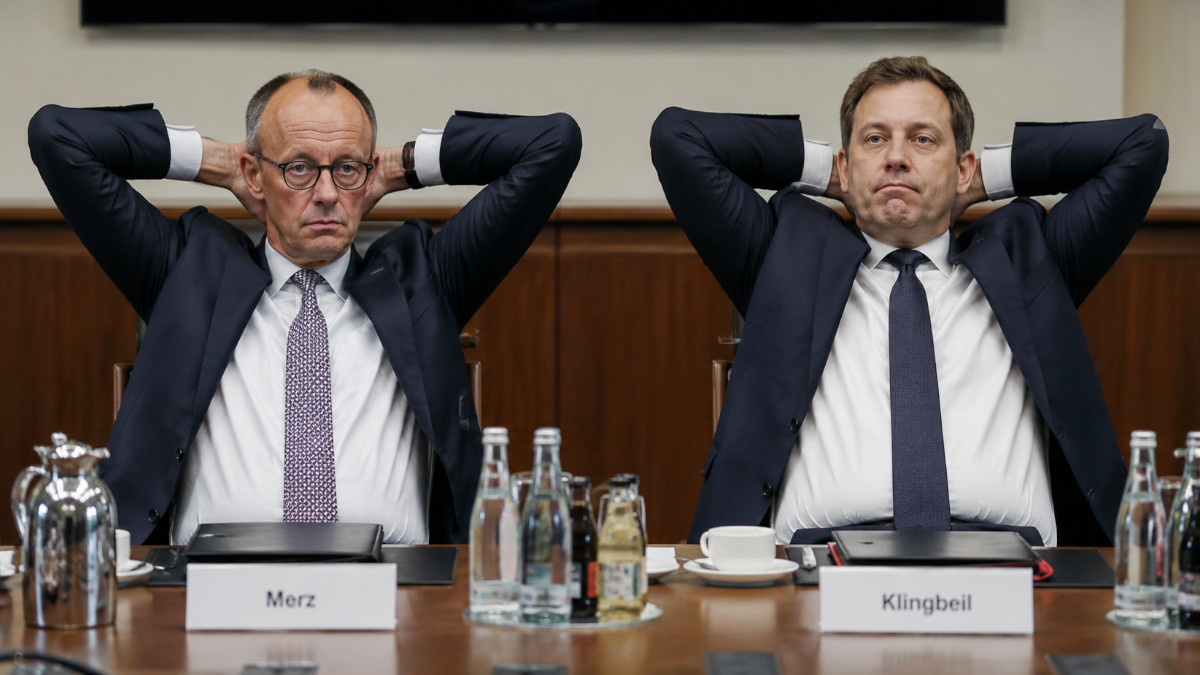 Merz und Klingbeil bei der Arbeit.