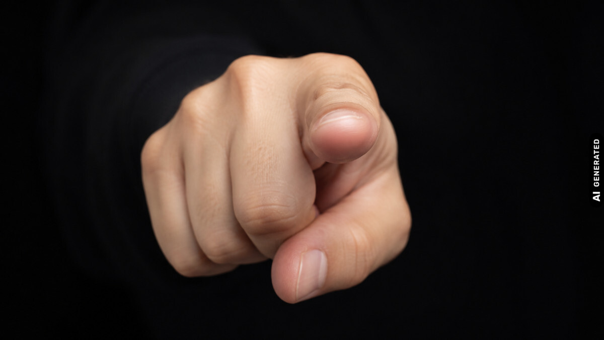 Mit dem Finger auf sie zeigen