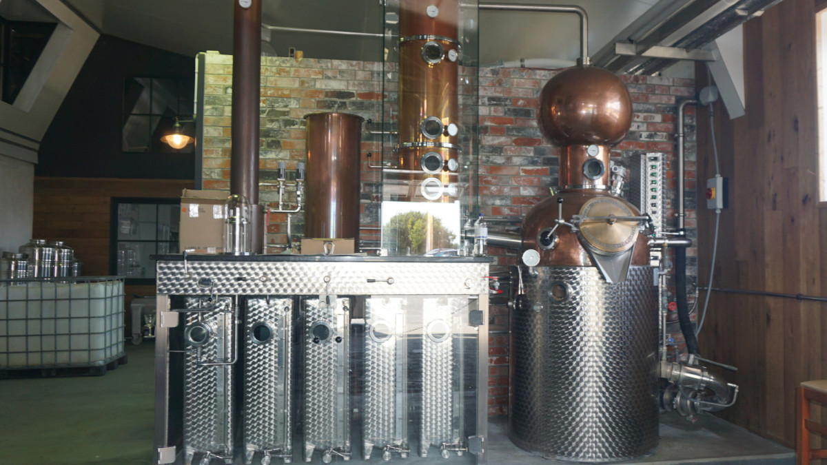 Hier wird der international ausgezeichnete deutsche Bio-Whisky gebrannt: Die Destille von »Hinrichsen's Single Farm Whisky« in Dunsum auf der Nordseeinsel Föhr. | Foto: Florian Schwinn