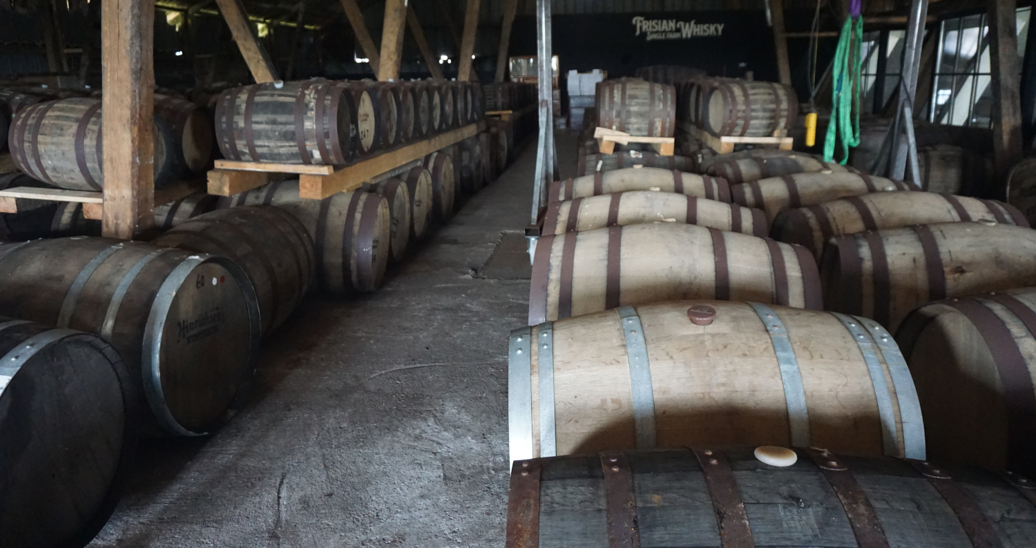 Auf dem ehemaligen Heuboden der Scheune - das Fasslager. Hier reift der Whisky. Aber nicht einfach so vor sich hin, sondern unter ständiger Beobachtung und Betreuung. | Foto: Florian Schwinn