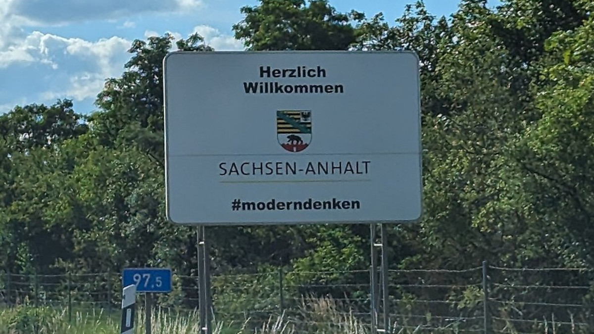Schild: Willkommen in Sachsen-Anhalt