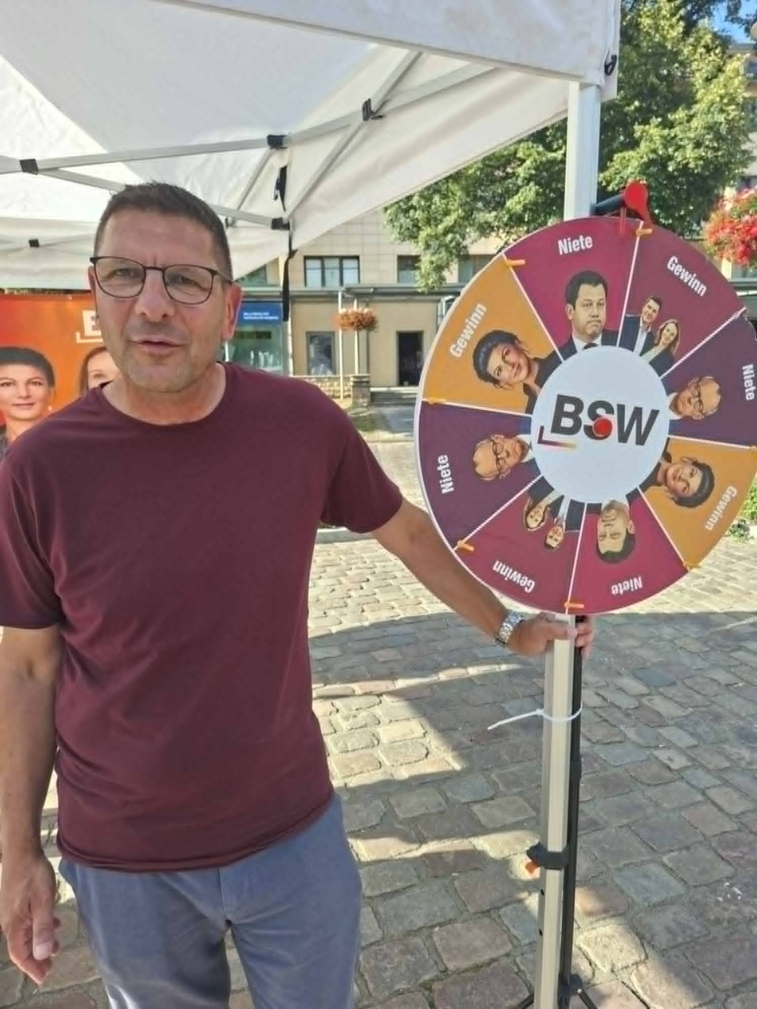 Der gelernte Koch und Restaurantleiter arbeitet seit 2024 in der Geschäftsstelle der LAE Stendal, der Landesaufnahmeeinrichtung. Des Öfteren hatte er schon dabei von den Menschen aus aller Welt geschwärmt, die er als Flüchtling zu betreuen hat.