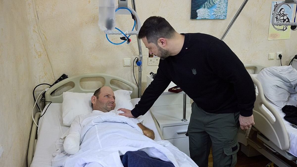 Verwundeter ukrainischer Soldat mit Selenskij