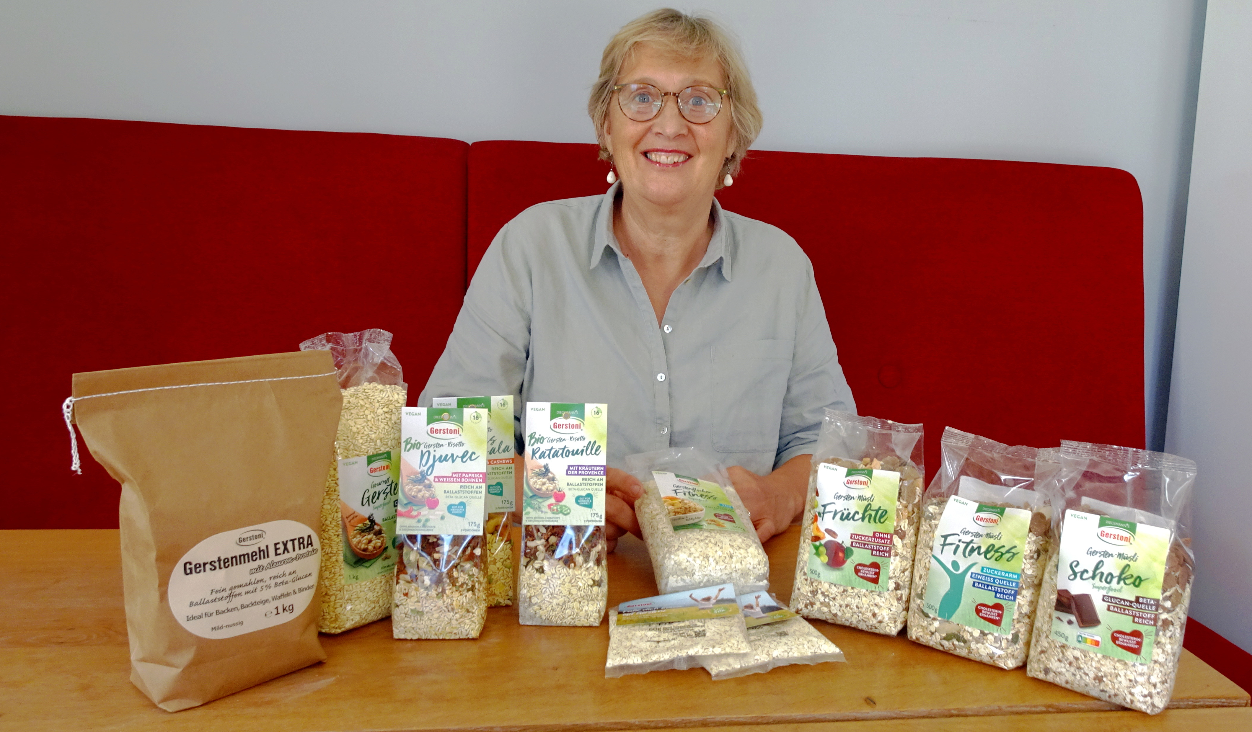 Karin Dieckmann präsentiert ihre Produkte: Vom Müsli über Rissotto zu ihrem Klassiker, dem umweltfreundlichenund gesunden Reisersatz, bis zum Gerstenmehl. | Foto: Florian Schwinn