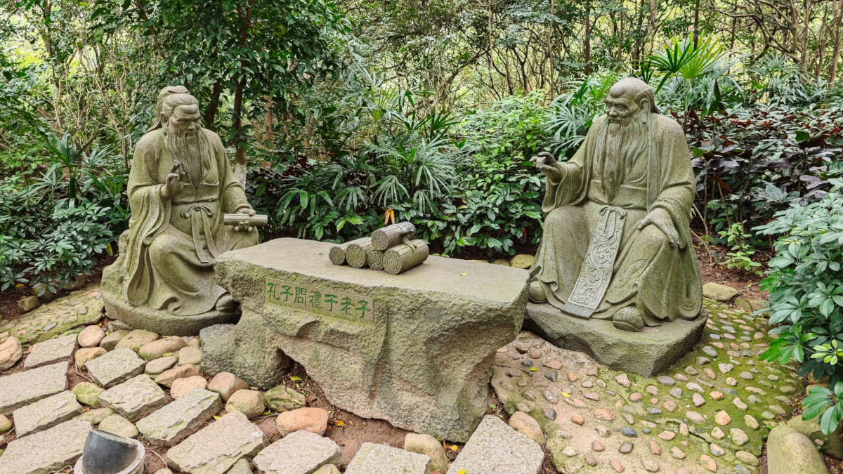 Konfuzius ersucht Laotse um Rat; Skulpturen in Quanzhou, Fujian ; Foto von Robert Fitzthum